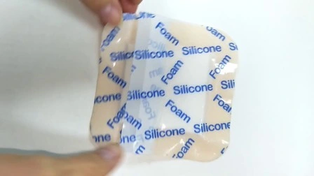 Medicazione adesiva in silicone con bordi in schiuma di silicone idrofilo sterile blu impermeabile e assorbente